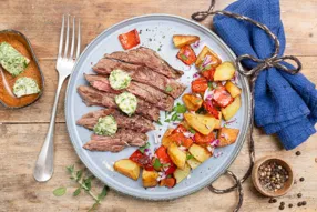 Steak de hampe, beurre persillé et salade de pommes de terre au poivron