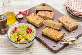 Far breton de sarrasin à la poitrine fumée, salade de radis roses