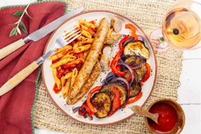 Poivron et aubergine rôtis, chipolatas et pennes à la sauce tomate