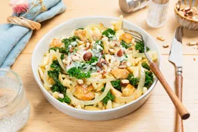 Poêlée de spätzles au poulet, chou kale et noisettes