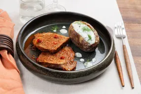 Paleron de boeuf mariné au paprika fumé et cumin, pommes de terre en robe des champs et sauce fraîche à l'aneth