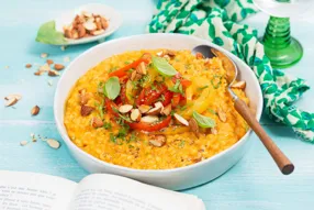 Risotto pimenté à la harissa au tahini, poivron confit et amandes torréfiées