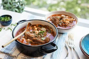 Stifado (spécialité grecque au bœuf et haricots blancs à la tomate)