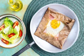 Galette de sarrasin au jambon fumé végétal, mozzarella et oeuf