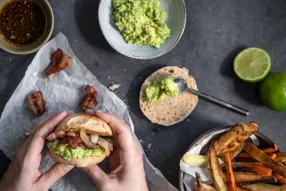 Lomito de poitrine fumée, avocat et chimichurri