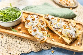 Tartines de champignons, stracciatella à la truffe et amandes
