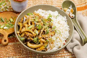 Champignons shimeji et shiitakés sautés au soja