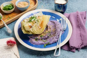 Chou au miso et aux herbes et purée de vitelotes