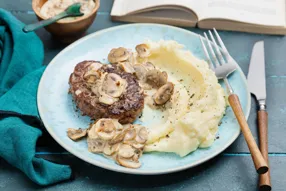 Steak haché, champignons à la crème et purée de pommes de terre