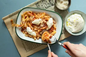 Tagliatelle fraîches à la burrata, pecorino AOP et herbes de Provence