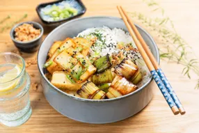 Tofu à la japonaise, poireau caramélisé au piment chipotle et sésame noir