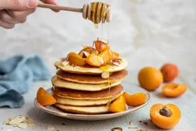 Pancakes aux abricots, au miel et aux amandes