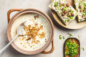 Velouté de navets, topinambours et oignons frits, tartines de fromage aux noisettes et cerfeuil