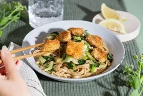 Crispy pané végétal & nouilles sautées au chou frisé pimenté