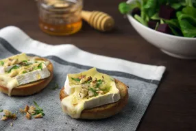 Tartines au carré de l'Est, miel et noisettes