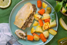 Filets de poulet farcis à la tapenade d'olives vertes et légumes rôtis