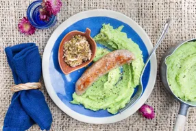 Saucisse au relish de pomme et brocoli, purée de pommes de terre