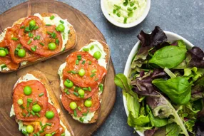 Tartine de fromage frais aux petits pois et tomates grillées