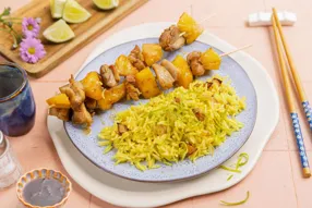 Brochettes de poulet, ananas et riz jaune au citron vert