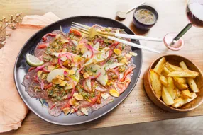 Carpaccio de boeuf au leche de tigre pimenté et poire