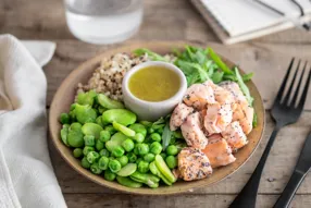 Salade de saumon au pavot, boulgour, quinoa rouge, fèves édamamé, petits pois, sauce citron