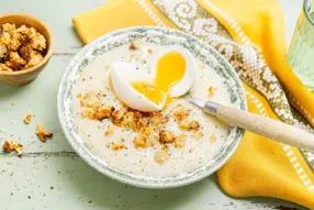 Velouté de céleri-rave, oeuf mollet & crumble de chou-fleur au parmesan