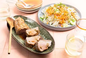 Filet mignon à la citronnelle et salade de nouilles au concombre à l'asiatique
