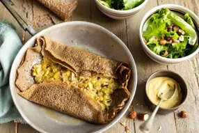 Galettes de sarrasin à la fondue de poireau à la moutarde