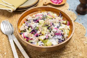 Salade de thon, pommes de terre, chou rouge et sauce mayonnaise