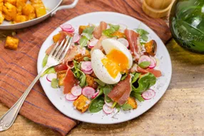 Panzanella aux radis, coppa et oeuf mollet