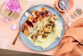 Filet de poulet sauce carapiment (caramel de vin rouge au piment) et champignons de Paris