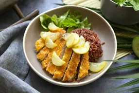 Tonkatsu (porc pané à la japonaise), pickles de concombre et riz rouge