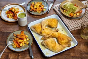 Cuisse de poulet et légumes d'hiver rôtis, sauce au vin blanc et épinards