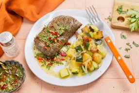 Steak de hampe sauce chimuchurri et pommes de terre et courgettes sautées