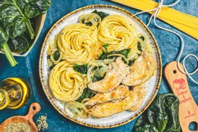 Aiguillettes de poulet marinées au citron et herbes de Provence, pennes crémeuses au chou vert