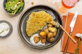 Suprême de poulet en croûte de parmesan persillé et pommes de terre grenailles à la truffe