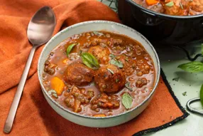 Soupe de lentilles aux boulettes de porc, carotte et basilic