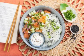 Bowl de riz vinaigré au saumon fumé, concombre et coriandre