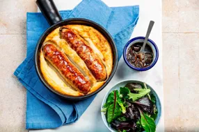 Toad in the hole (pudding aux saucisses) et sauce gravy