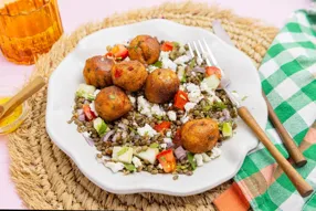 Salade de lentilles, accras de morue et féta