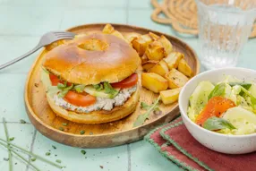Bagel aux rillettes de thon et crudités