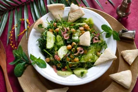 Salade fattouche de pois chiches et pickles d'échalote