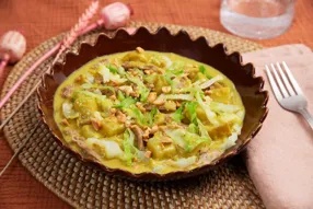 Curry d'émincés végétaux au chou vert, lait de coco et cacahuètes