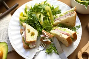 Sandwich au jambon de Paris, avocat et fromage blanc à l'huile d'olive au citron