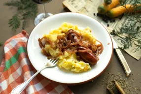 Saucisses fumées sauce au vin rouge et aux baies de genièvre