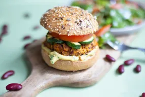 Végéburger : galette de haricots rouges, courgette grillée et moutarde au basilic