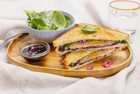 Grilled cheese de rôti de porc, confiture de cerise, cheddar et pickles