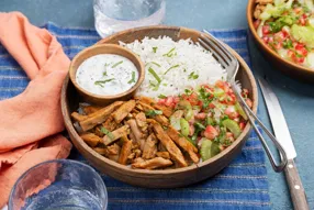 Bowl aux émincés végétaux tex-mex, salsa de céleri et grenade à la coriandre