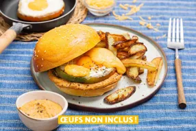 Bun de maïs au poivron, oeuf et sauce au chorizo