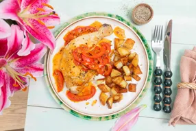 Poulet à la romaine (poivron, tomate, vin blanc) et pommes de terre au romarin